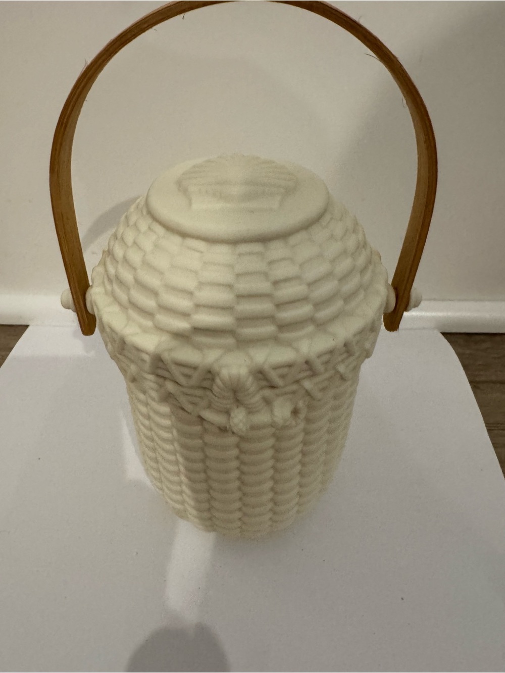 Party Lite Porcelain Nantucket Basket with Shell Lid & Wood Swing Handle